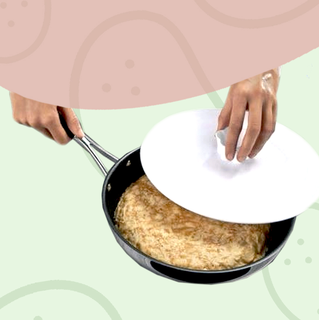 Sart&eacute;n preparando tortilla de patata