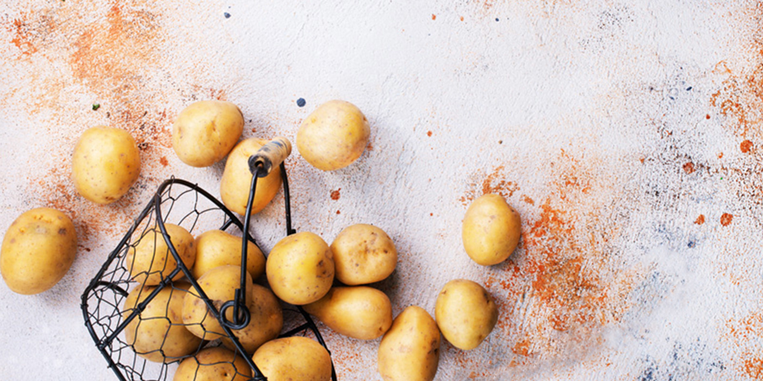 Patatas frescas en cesta de alambre